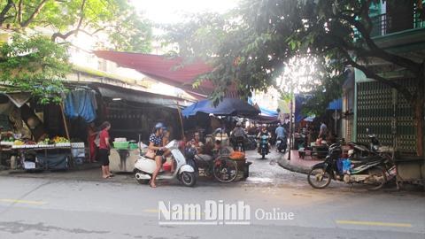 Khung cảnh tấp nập đời sống hàng ngày trên Phố Hoàng Ngân phường Trung Hòa